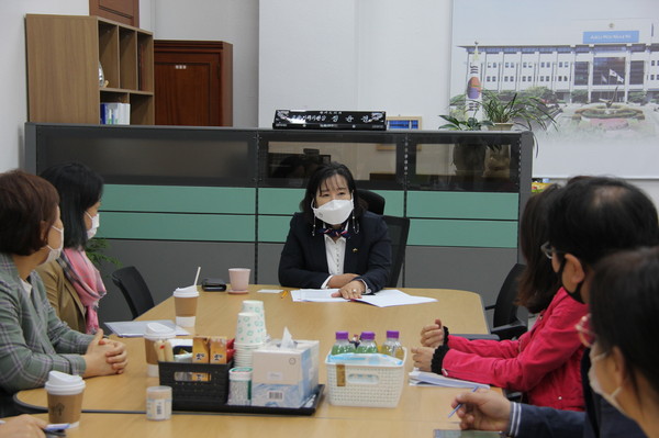▲ 경기체고 입학전형 관련 면담을 나누고 있는 정윤경의원.