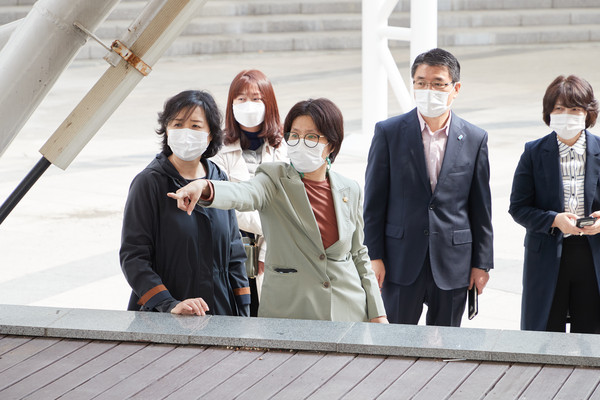 ▲ 동백호수공원에 방문해 살피는 모습.