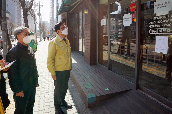 ▲ 확진자 방문으로 폐쇄된 점포를 점검하는 유덕열 동대문구청장.