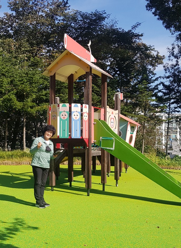▲ 오솔놀이터 정비완료 현장을 방문한 유인애 의원.