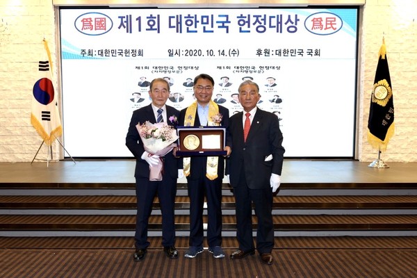 ▲ 자치행정부분에서 수상한 김선갑 광진구청장(왼쪽에서 두번째).