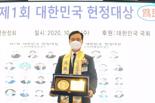 ▲ 자치행정부문에서 수상한 이승로 성북구청장.