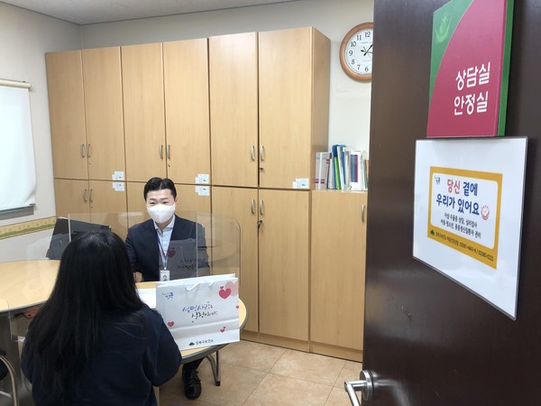▲ 강북구보건소 마음건강상담실에서 전문의가 구민의 심리상담을 진행하는 모습.