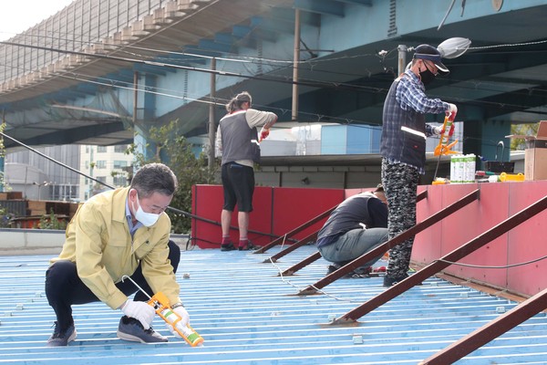 ▲ 만석동 굴까기 공동작업장 보수 작업 현장 방문한 허인환 동구청장.