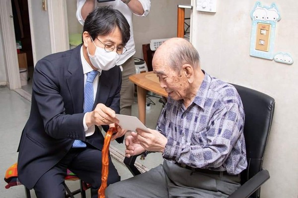 ▲ 100세 어르신께 장수지팡이 및 대통령 축하 서한 전달하는 이재현 서구청장.