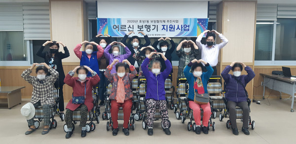 ▲ 실버카 전달 받은 관내 어르신들.