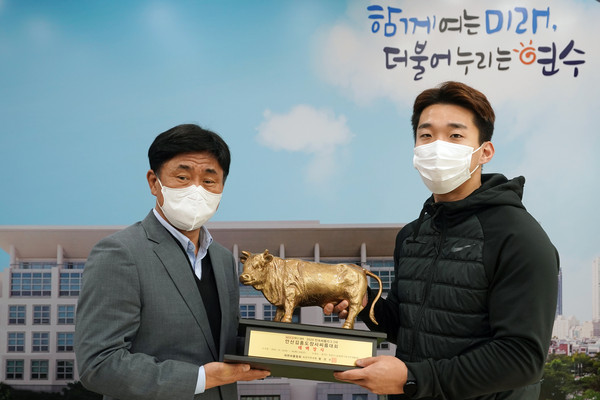 ▲ 성현우 선수 격려하는 고남석 구청장.
