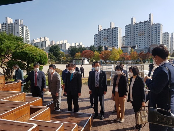 ▲ 국회 교육위 광주극락초 등 국정감사 현장 시찰 모습.