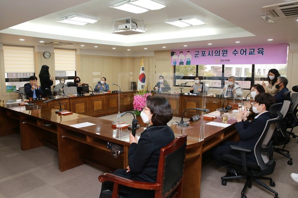 ▲ 군포시의회 수어교육 모습.