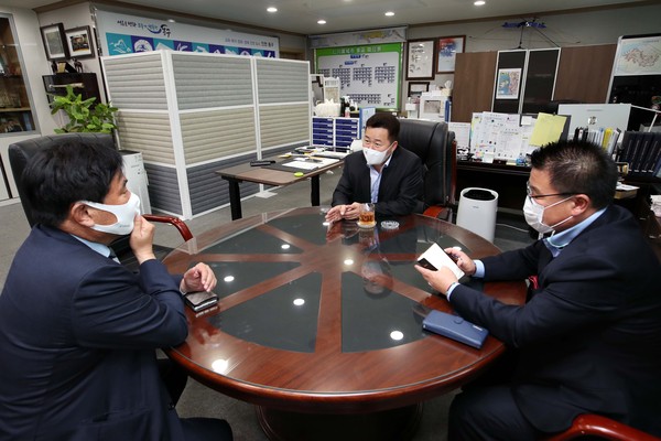 ▲ 이승우 인천도시공사 사장과 면담 진행하는 허인환 동구청장.