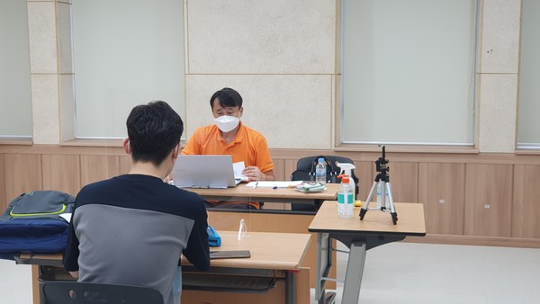 ▲ 코로나19 방역 수칙을 준수하며 실시중인 1대1 모의면접 컨설팅.