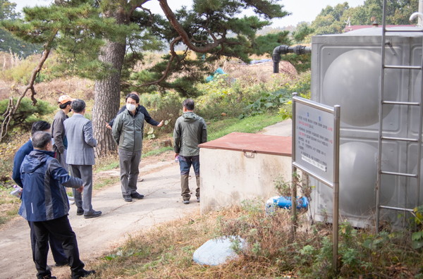 ▲ 세어도 관정 및 저수지 찾은 이재현 서구청장.
