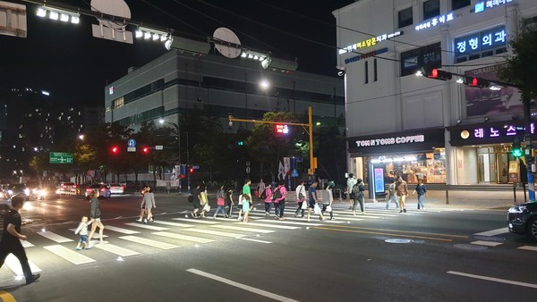 ▲ 무학여고 앞 스마트횡단보도.