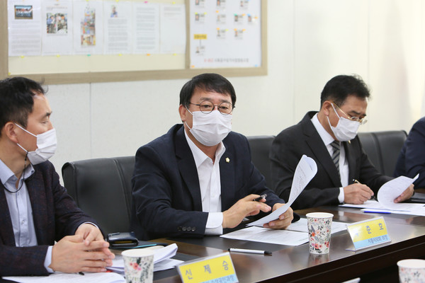 ▲ 박춘호 의장(가운데).