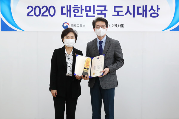 ▲ 2020 도시대상 시상식에 참석한 정원오 성동구청장(오른쪽).