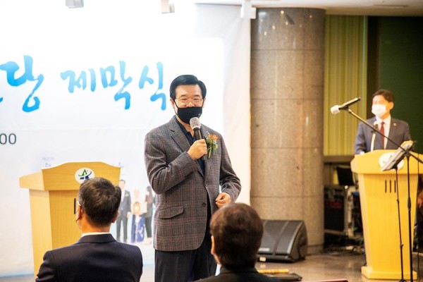 ▲ '명예의 전당' 제막식에서 축사하는 성장현 구청장.