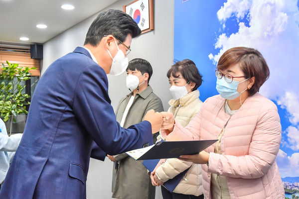 ▲ '2020년 상반기 아이디어 공모' 우수제안 시상식에서 시상하고 있는 박성수 구청장(왼쪽).