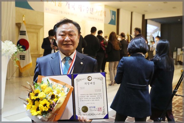 ▲ 기초의원 부문 의정대상을 수상한 김일영 의장.