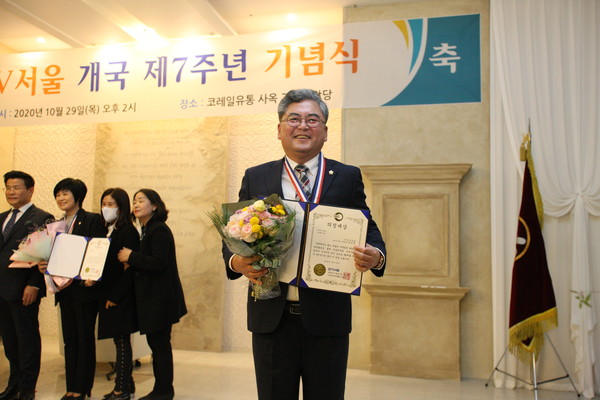 ▲ TV서울 개국 제7주년 기념식에서 의정대상을 수상한 김진천 의원.