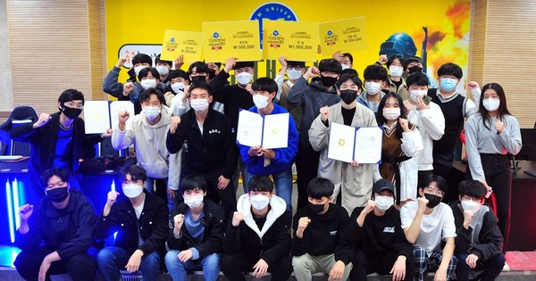 ▲ 시상 후 기념사진 찍는 학생들.
