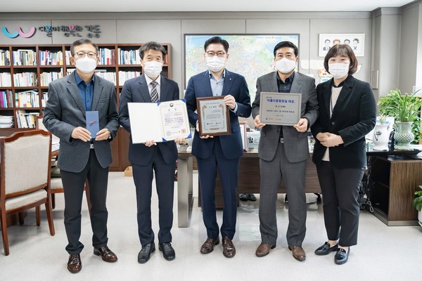 시상금 전액을 강동구 장학기금에 기탁