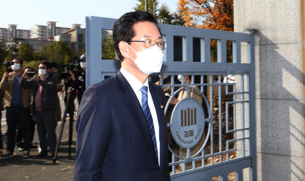 ▲ 검찰 조사 출석하는 정정순 의원. /뉴시스
