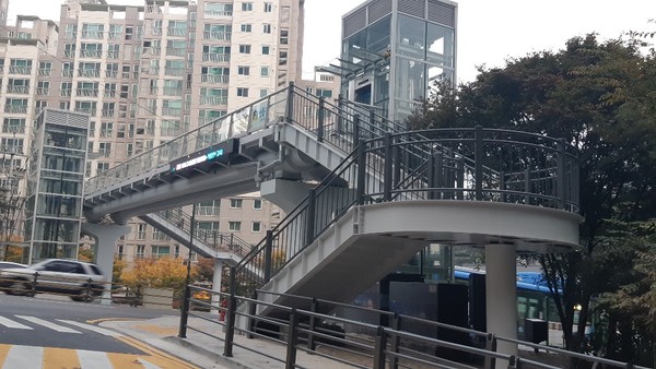 행당초등학교 통학로 응봉교 앞에 ‘스마트 보도육교’를 설치