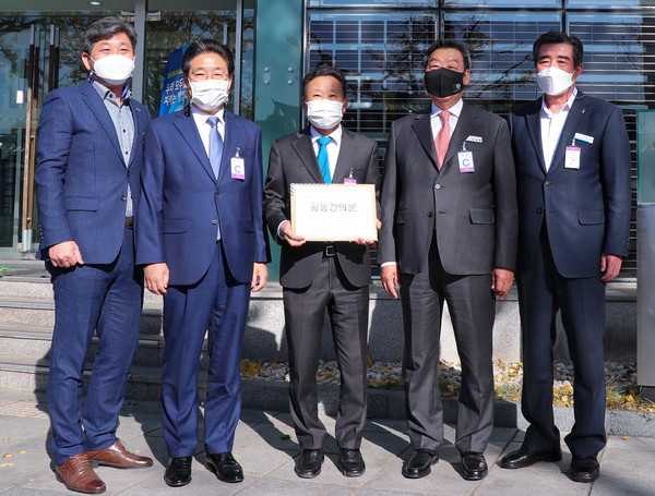 ▲ 장정민 옹진군수와 석탄화력발전소 소재 시장, 군수가 청와대 지방자치비서관에게 ‘화력발전 지역자원시설세 인상’ 건의.