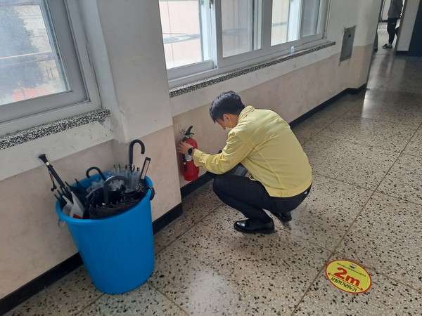 ▲ 교내 시설 점검하는 제주도교육청 자체점검반.
