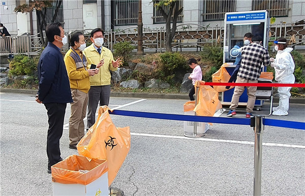 유덕열 동대문구청장이 6일 선별진료소가 설치된 답십리초등학교에 방문
