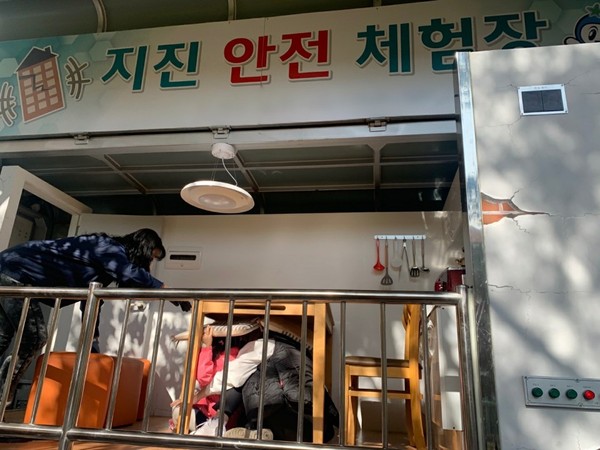 안전체험 차량에서 지진체험을 하고 있는 모습