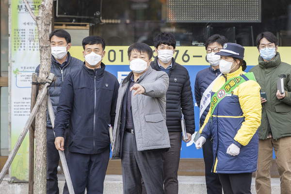 ▲ 작전초등학교 인근 어린이 보호구역 살피는 박형우 계양구청장.