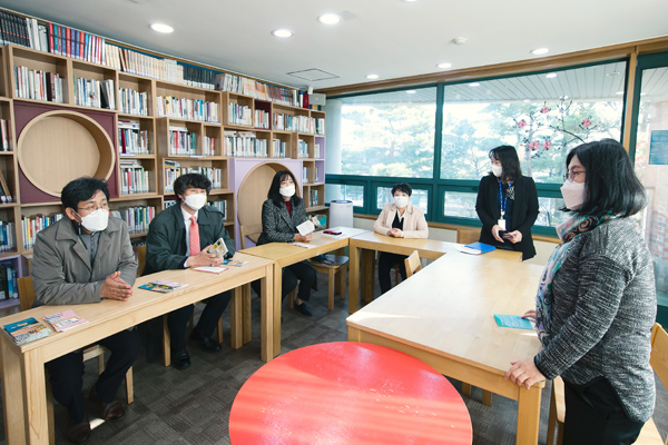 ▲ 용인 ‘숲속도서관’과 ‘천천히작은도서관’ 방문한 교육복지위원회.