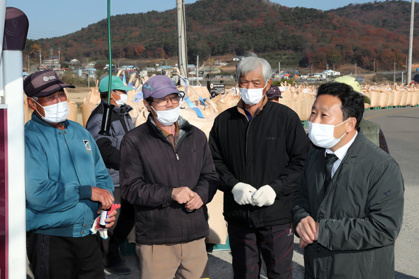 ▲ 장정민 옹진군수가 11일 북도면 2020년산 공공비축미 매입현장에서 농업인을 격려하고 있다.