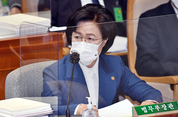 ▲ 예결위 전체회의 질의에 답변하는 추미애 법무부 장관. /뉴시스