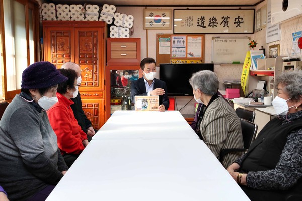 ▲ 삼두2차아파트경로당 방문한 허인환 동구청장.