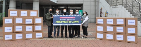 좌측부터 용인시사회복지협의회 윤상형 수석부회장, 용인시지역아동센터연합회 김승민 회장, 삼성전자 DS부문 전찬웅 부장, 용인시기흥노인복지관 임형규 관장, 용인시처인장애인복지관 김기태 관장, 용인시수지노인복지관 이주영 과장