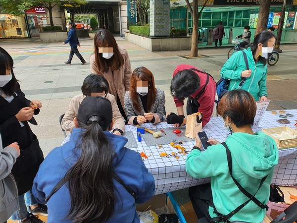 가죽공예 작품 판매 및 체험 모습
