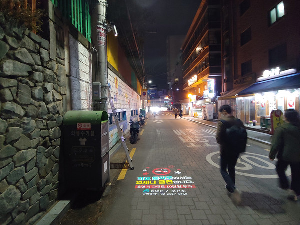 동대문구에 위치한 청량초등학교 주변 통학로에 금연구역을 알리는 고보조명이 설치된 모습