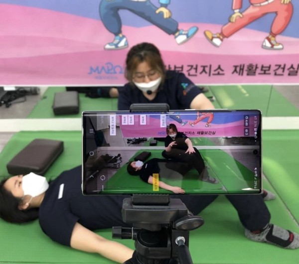 카카오톡으로 참여자들과 실시간 피드백하며 교육하는 모습