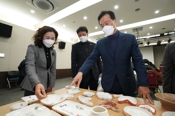 이승로 성북구청장이 이날 행사에 참여한 청소년 및 관계자들과 학생들이 만든 작품을 감상하고 있다