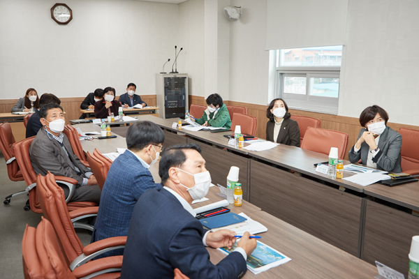 ▲ 용인시의회 경제환경위원회, 용인농산물산지유통센터 방문.