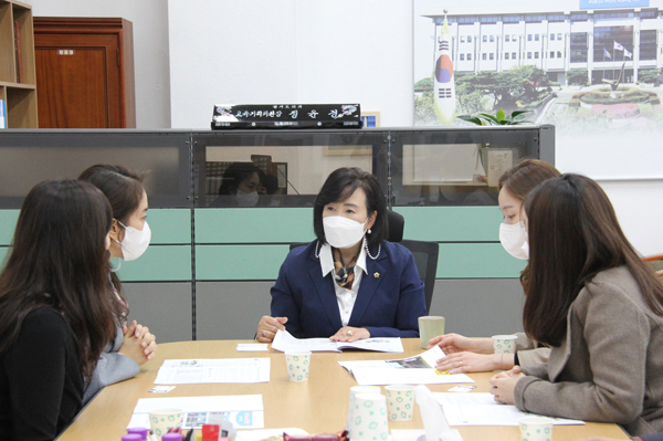 ▲ 경기교사노조와 정담회를 진행 중인 정윤경 위원장(가운데).