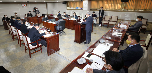 ▲ 수원시의회 기획경제위원회, 경제정책국 소관업무 행감 진행,