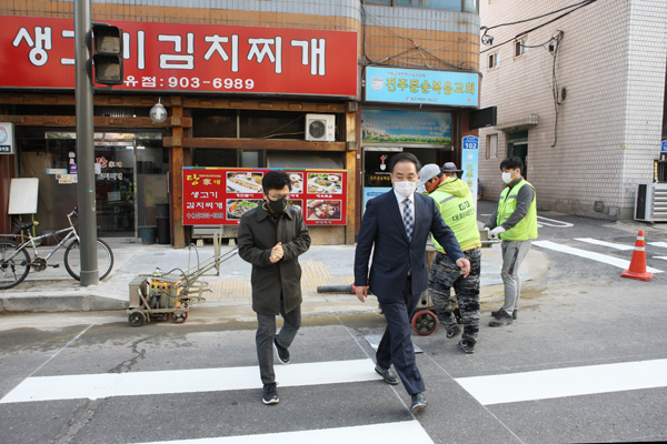 ▲ 횡단보도 신설 완료 현장 확인하는 이백균 의원.