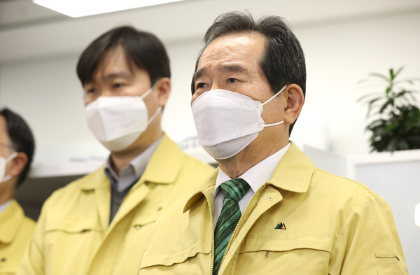 ▲ 정세균 국무총리가 2일 서울 중구 서울시청 감염병관리과를 방문해 박유미 서울시 시민건강국장에게 서울시 코로나19 발생 현황, 상황대응 현황 등을 보고받고 있다.