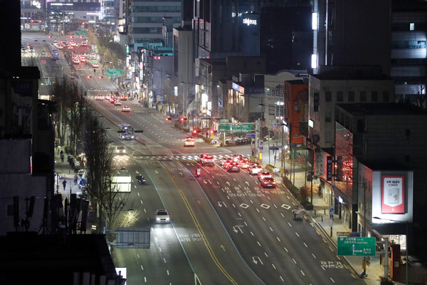 ▲ 수도권 거리두기 2.5단계 격상이 발표된 6일 서울 홍대입구역 일대 도로가 한산하다.