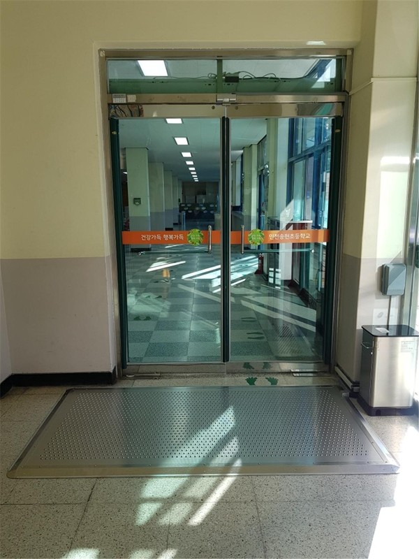 동구 송현초등학교 급식실에 미세먼지 흡입매트가 설치된 모습