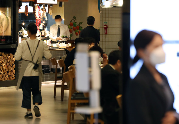 ▲ 서울의 한 뷔페식당 찾은 시민들./뉴시스