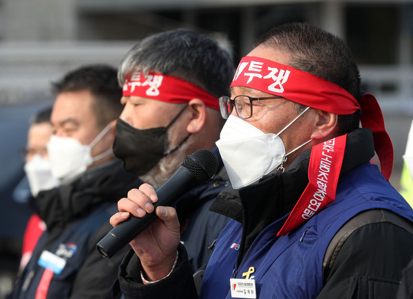 ▲ 김재하 민주노총 비대위원장이 지난 7일 오전 서울 여의도 국회 앞에서 열린 정부의 반노동적 노동법 개악안 철폐 및 ILO 핵심협약 비준촉구 양대노총 공동기자회견에서 발언하고 있다.